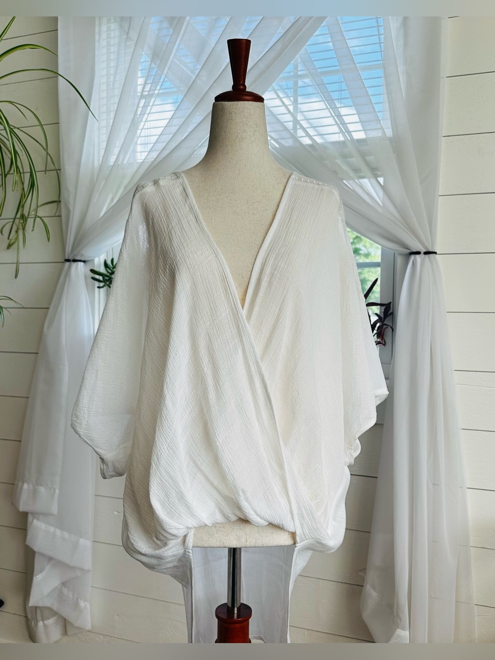 Aakaa sheer white bohemian coastal floral lace embroidered tunic. NWT Size Small